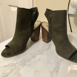 Olive green chunky heel booties!